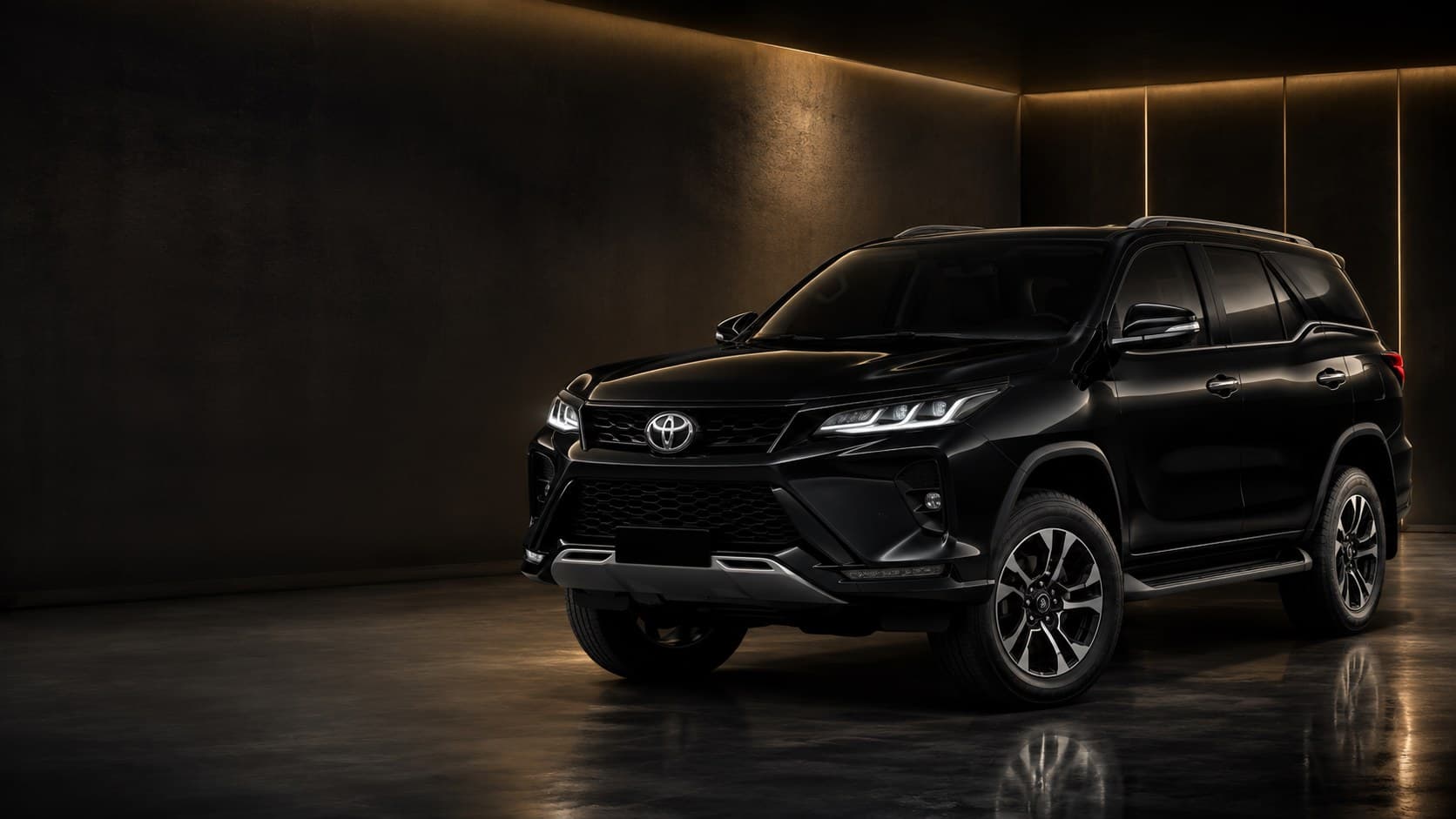 SUV atendido pela APEX DETAIL, estúdio escuro com iluminação dourada